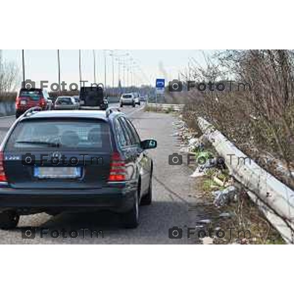 Bonate Sopra (BG) rifiuti abbandonati sull\'asse interurbano foto Tiziano Manzoni-fotogramma Bergamo