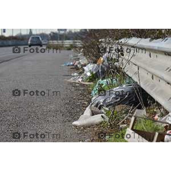 Bonate Sopra (BG) rifiuti abbandonati sull\'asse interurbano foto Tiziano Manzoni-fotogramma Bergamo