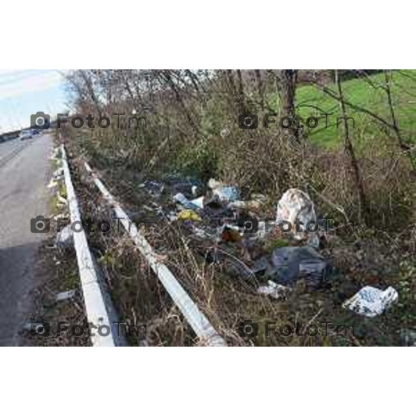 Bonate Sopra (BG) rifiuti abbandonati sull\'asse interurbano foto Tiziano Manzoni-fotogramma Bergamo