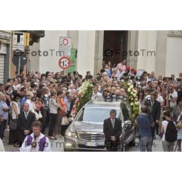 Borgo Di Terzo Funerali di Maria Riboli assasinata in bangladesh da terroristi ISIS nella foto tanta gente al funerale mamma e papa con il marito di Maria dietro al feretro