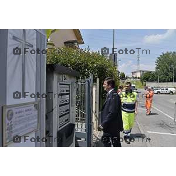 Solza Aperta la camera ardente Maria Riboli paese in lutto nella foto l\'arrivo del sindaco di Bergamo Giorgio Gori