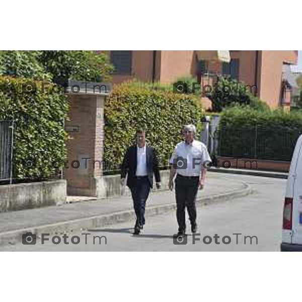 Solza Aperta la camera ardente Maria Riboli paese in lutto nella foto il sindaco di Bergamo Giorgio Gori con il vice sindaco di olza Manzoni