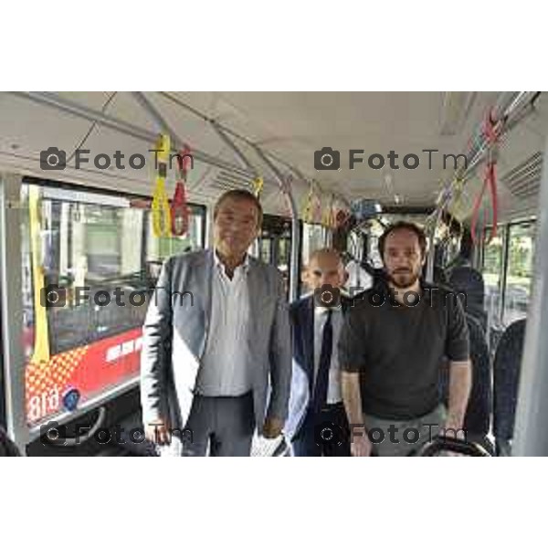 Bergamo, presentazione dei nuovi autobus di ATB nella foto da sx Direttore ATB Gianni Scarfone Il presidente Alessandro Redondi e l\'assessore comunale Stefano Zenoni