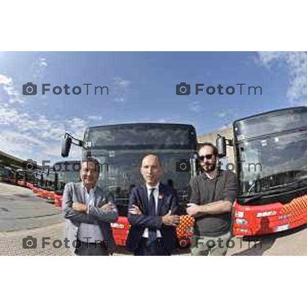 Bergamo, presentazione dei nuovi autobus di ATB nella foto da sx Direttore ATB Gianni Scarfone Il presidente Alessandro Redondi e l\'assessore comunale Stefano Zenoni