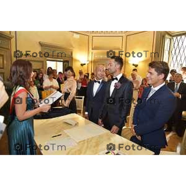 Matrimonio Gay Unione civile Bergamo Vanessa Bonaiti, assessore di Torre Boldone nella Sala Caccia di Palazzo Frizzoni unisce in matrimonio Sergio Tribbia Marco Riva.