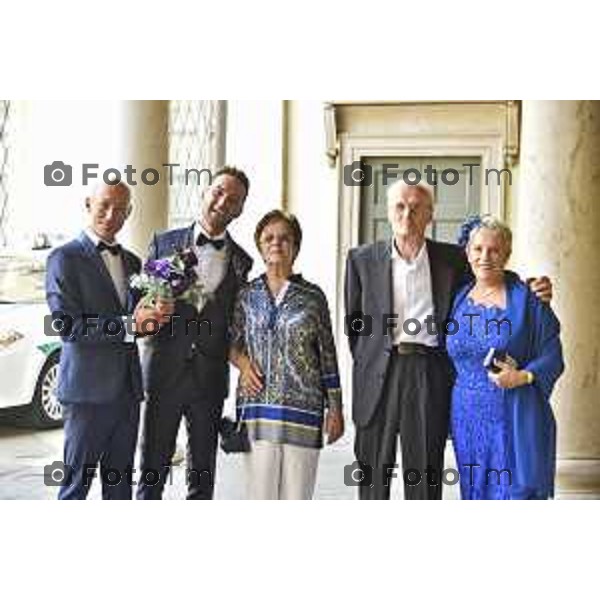 Matrimonio Gay Unione civile Bergamo Vanessa Bonaiti, assessore di Torre Boldone nella Sala Caccia di Palazzo Frizzoni unisce in matrimonio Sergio Tribbia Marco Riva.