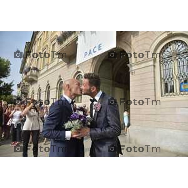 Matrimonio Gay Unione civile Bergamo Vanessa Bonaiti, assessore di Torre Boldone nella Sala Caccia di Palazzo Frizzoni unisce in matrimonio Sergio Tribbia Marco Riva.