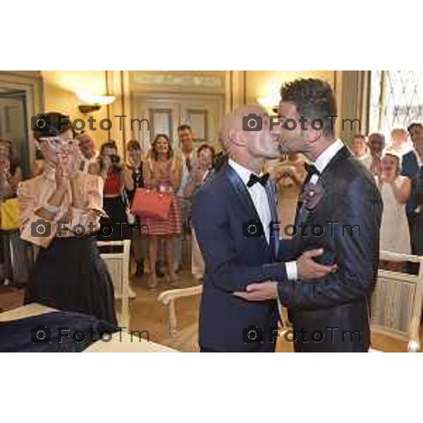 Matrimonio Gay Unione civile Bergamo Vanessa Bonaiti, assessore di Torre Boldone nella Sala Caccia di Palazzo Frizzoni unisce in matrimonio Sergio Tribbia Marco Riva.