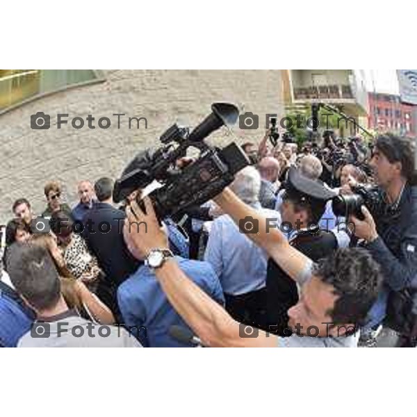 Bergamo, giorno della sentenza di primo grado processo a Massimo Giuseppe Bossetti nella foto i media presenti in massa alla sentenza del processo dell\'anno