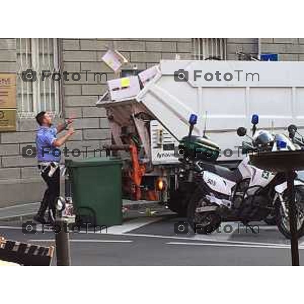 Bergamo Agente polizia Locale carica immondizia sulla strada