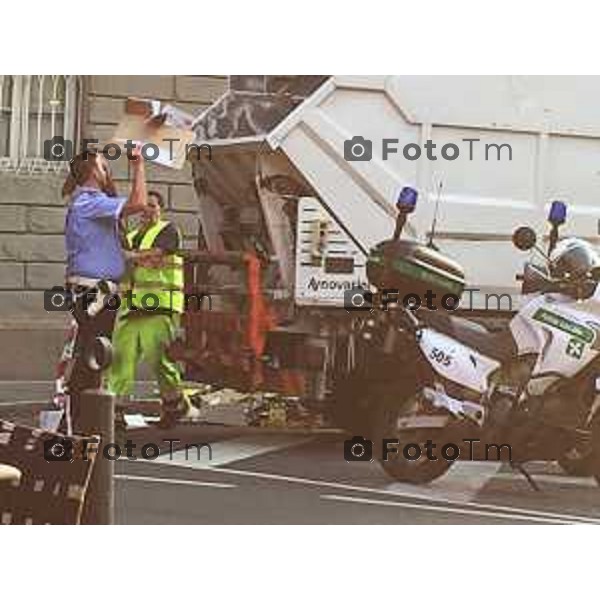 Bergamo Agente polizia Locale carica immondizia sulla strada