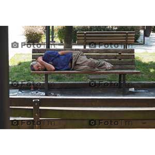 Bergamo, piazza Sant\'Anna senza tetto dorme sulla panchina