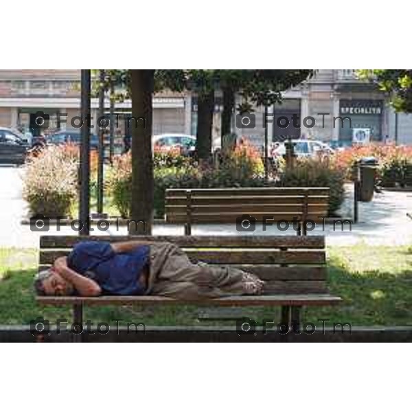 Bergamo, piazza Sant\'Anna senza tetto dorme sulla panchina