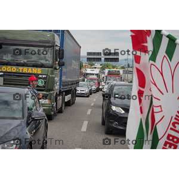 Dalmine sciopero Metalmeccanici per il contratto di lavoroforzato iol blocco della polizia traffico in tilt e blocco casello autostrada