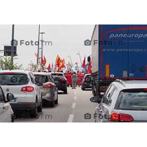 Dalmine sciopero Metalmeccanici per il contratto di lavoroforzato iol blocco della polizia traffico in tilt e blocco casello autostrada