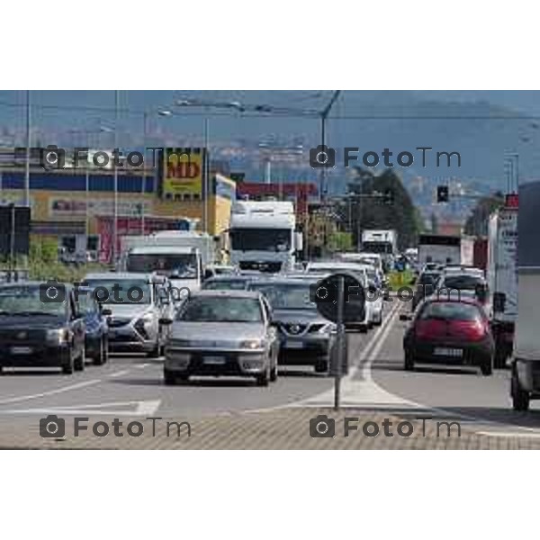 Dalmine sciopero Metalmeccanici per il contratto di lavoroforzato iol blocco della polizia traffico in tilt e blocco casello autostrada