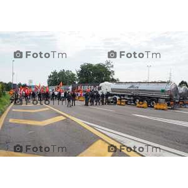 Dalmine sciopero Metalmeccanici per il contratto di lavoroforzato iol blocco della polizia traffico in tilt e blocco casello autostrada