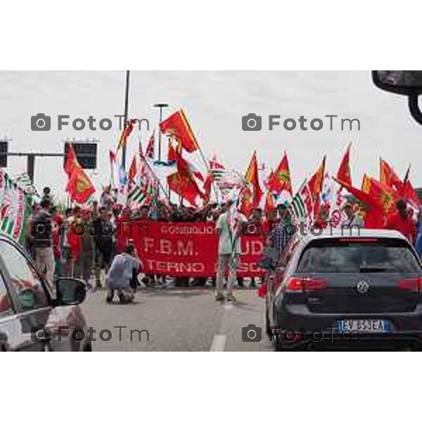 Dalmine sciopero Metalmeccanici per il contratto di lavoroforzato iol blocco della polizia traffico in tilt e blocco casello autostrada