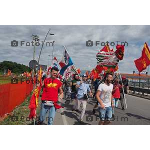 Dalmine sciopero Metalmeccanici per il contratto di lavoroforzato iol blocco della polizia traffico in tilt e blocco casello autostrada