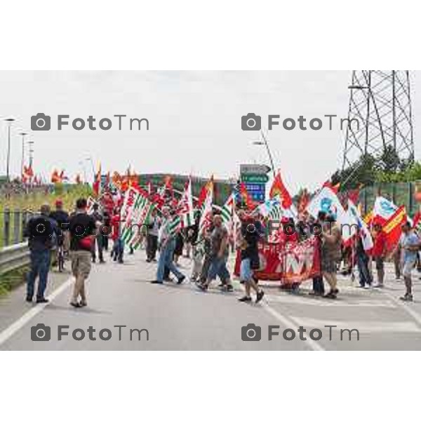 Dalmine sciopero Metalmeccanici per il contratto di lavoroforzato iol blocco della polizia traffico in tilt e blocco casello autostrada