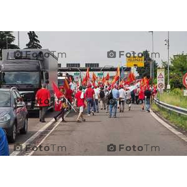 Dalmine sciopero Metalmeccanici per il contratto di lavoroforzato iol blocco della polizia traffico in tilt e blocco casello autostrada