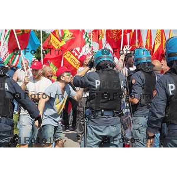 Dalmine sciopero Metalmeccanici per il contratto di lavoroforzato iol blocco della polizia traffico in tilt e blocco casello autostrada