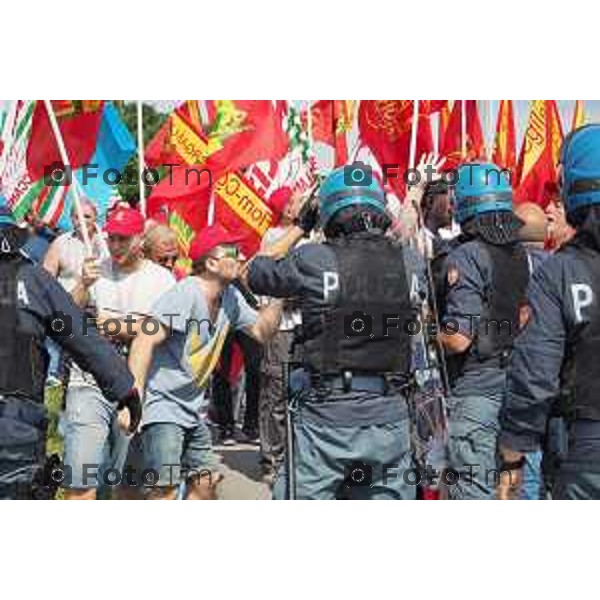 Dalmine sciopero Metalmeccanici per il contratto di lavoroforzato iol blocco della polizia traffico in tilt e blocco casello autostrada