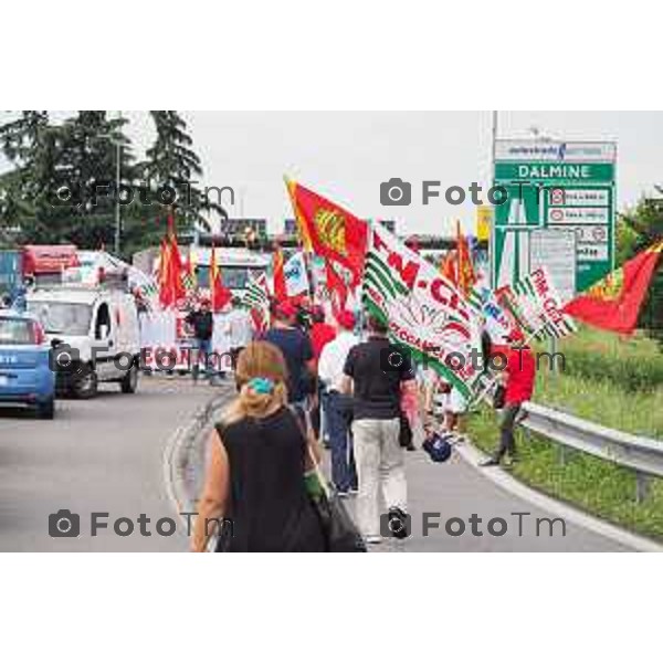 Dalmine sciopero Metalmeccanici per il contratto di lavoroforzato iol blocco della polizia traffico in tilt e blocco casello autostrada