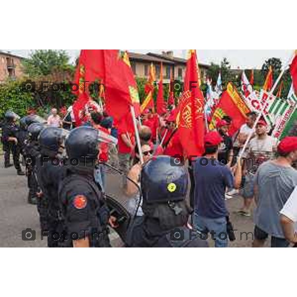 Dalmine sciopero Metalmeccanici per il contratto di lavoroforzato iol blocco della polizia traffico in tilt e blocco casello autostrada