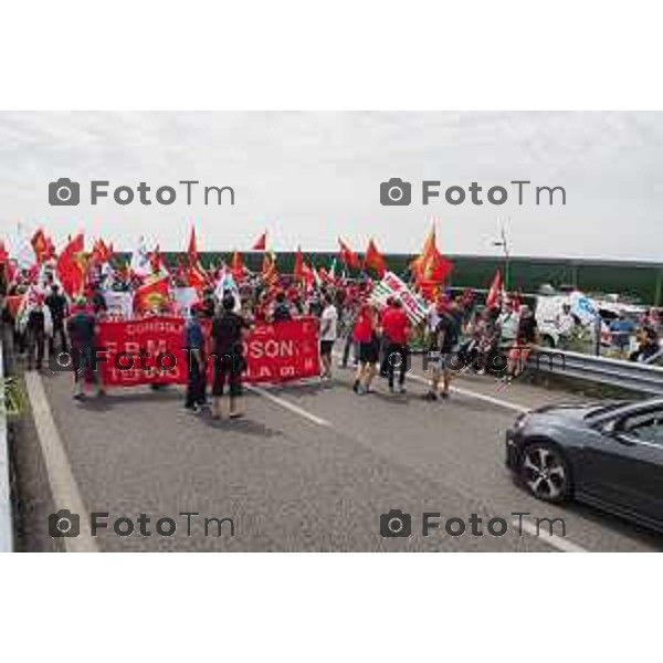 Dalmine sciopero Metalmeccanici per il contratto di lavoroforzato iol blocco della polizia traffico in tilt e blocco casello autostrada