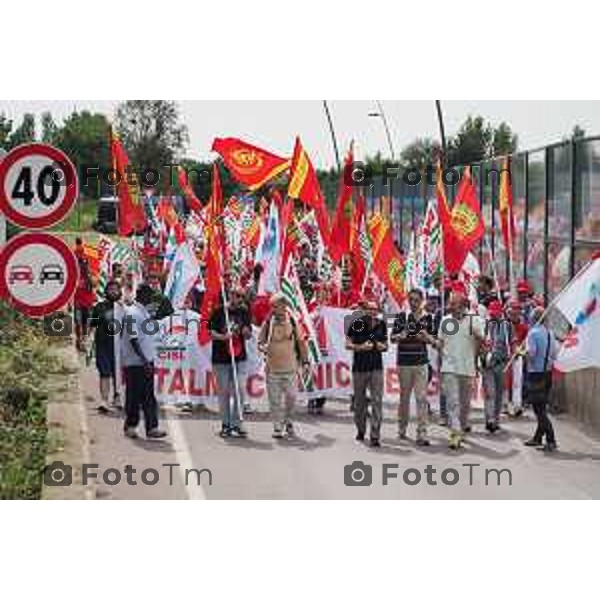 Dalmine sciopero Metalmeccanici per il contratto di lavoroforzato iol blocco della polizia traffico in tilt e blocco casello autostrada