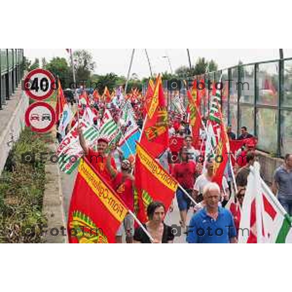 Dalmine sciopero Metalmeccanici per il contratto di lavoroforzato iol blocco della polizia traffico in tilt e blocco casello autostrada