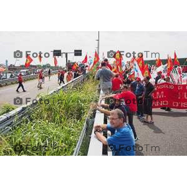 Dalmine sciopero Metalmeccanici per il contratto di lavoroforzato iol blocco della polizia traffico in tilt e blocco casello autostrada