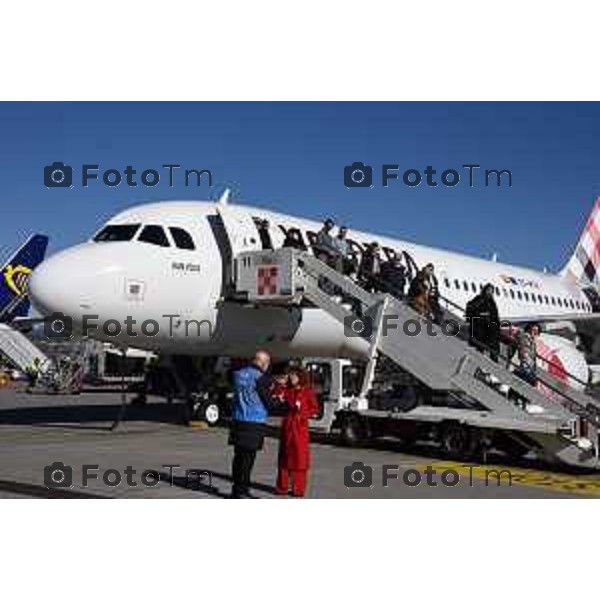 Tiziano Manzoni/LaPresse 28-03- 2023 Bergamo, Italia Cronaca Bergamo aeroporto Orio al Serio primo volo Volotea che crea collegamento Oviedomo