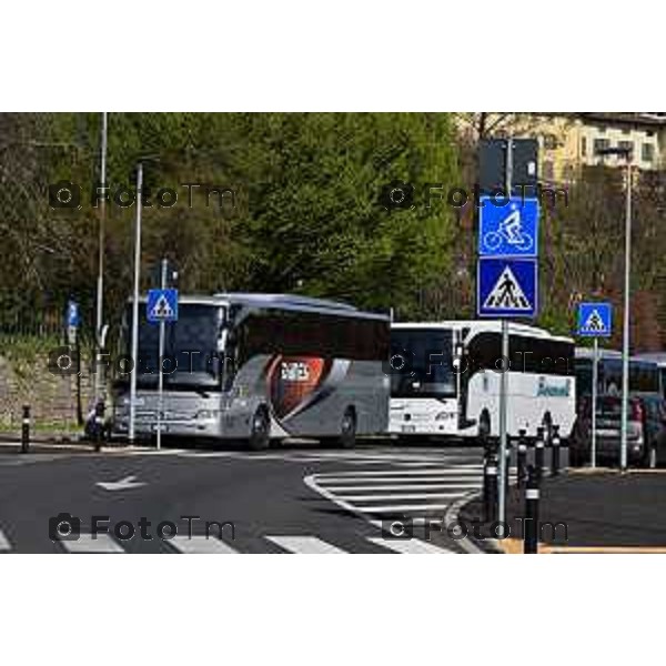 Tiziano Manzoni LaPresse 29-03 - 2023 Bergamo, Italia Cronaca Bergamo parcheggio bus turisti zona piscine italcementi