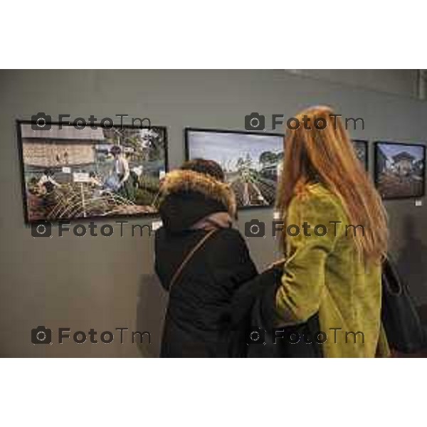 Inaugurazione della mostra "Semi di Speranza" del fotografo Gianfranco Ferraro per Fondazione CESVI presso l’ex ateneo in Città Alta. Il pubblico davanti ad alcuni degli scatti in esposizione. Bergamo, 31 marzo 2023.