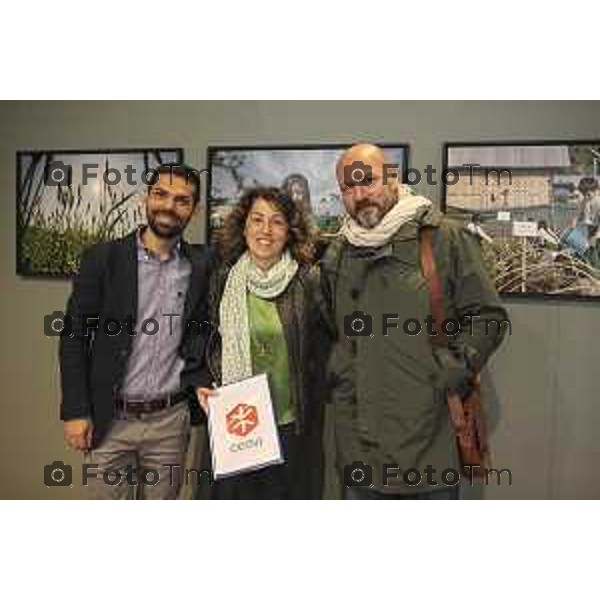 Inaugurazione della mostra "Semi di Speranza" del fotografo Gianfranco Ferraro per Fondazione CESVI presso l’ex ateneo in Città Alta. Davide Caliandro, responsabile progetto Myanmar di CESVI, Gloria Zavatta, presidente di CESVI e il fotografo Gianfranco Ferraro in posa davanti agli scatti in esposizione. Bergamo, 31 marzo 2023.