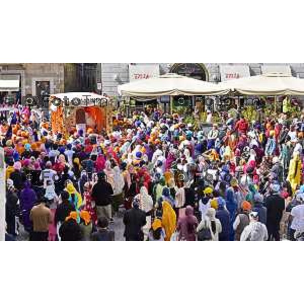 Foto Manzoni Tiziano/LaPresse 1-04-2023Bergamo Italia - Cronaca - Bergamo la tradizionale processione della comunità Sikh di Bergamo