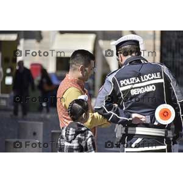 Foto Manzoni Tiziano/LaPresse 1-04-2023Bergamo Italia - Cronaca - Bergamo polizia locale in piazza Pontida intervento