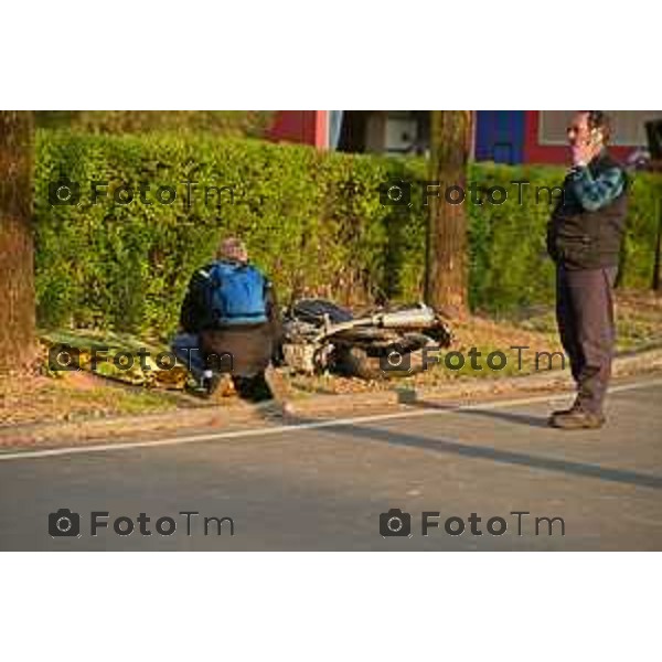 03-04-2023 Tiziano Manzoni -LaPresse, Cronaca Italia Bergamo Levate Bg Incidente mortale motociclista nella foto il padre del deceduto piange sul corpo del figlio