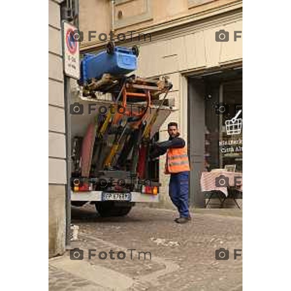 Foto Manzoni Tiziano/LaPresse 31-03-2023Bergamo Italia - Cronaca - Bergamo raccolta differenziata rifiuti immondizia