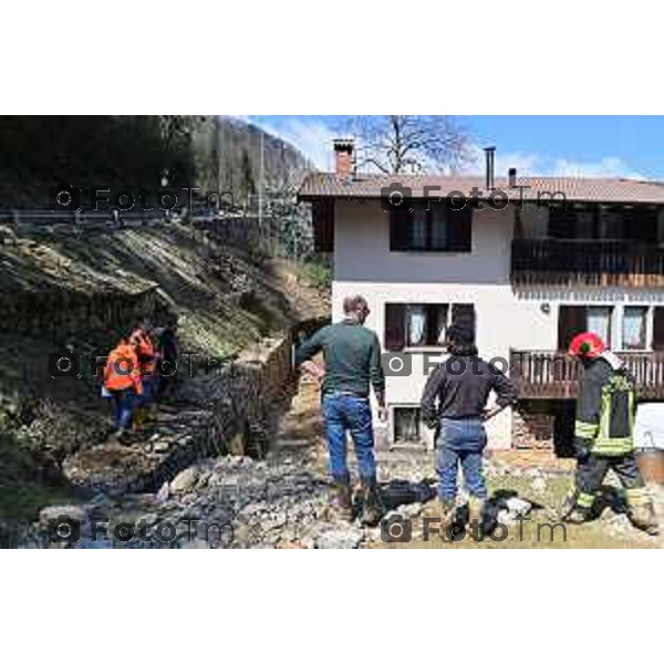 Tiziano Manzoni/LaPresse 04-05- 2023 Bergamo, Italia Cronaca Ardesio Valle Seriana cede un canale valanga di acqua e fango