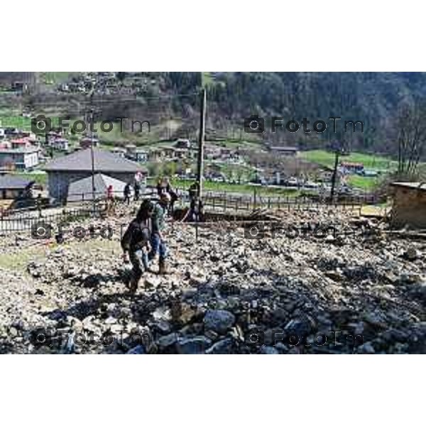 Tiziano Manzoni/LaPresse 04-05- 2023 Bergamo, Italia Cronaca Ardesio Valle Seriana cede un canale valanga di acqua e fango