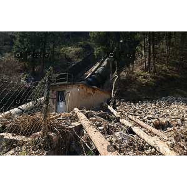 Tiziano Manzoni/LaPresse 04-05- 2023 Bergamo, Italia Cronaca Ardesio Valle Seriana cede un canale valanga di acqua e fango