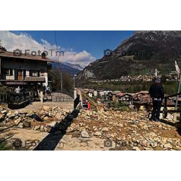 Tiziano Manzoni/LaPresse 04-05- 2023 Bergamo, Italia Cronaca Ardesio Valle Seriana cede un canale valanga di acqua e fango