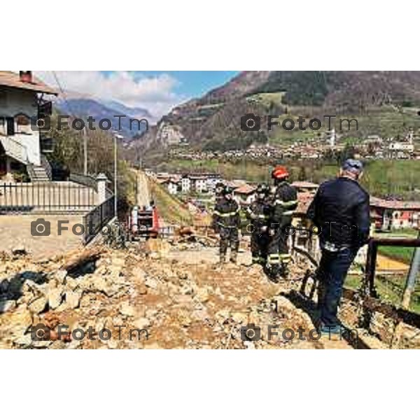 Tiziano Manzoni/LaPresse 04-05- 2023 Bergamo, Italia Cronaca Ardesio Valle Seriana cede un canale valanga di acqua e fango