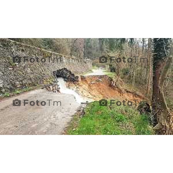 Tiziano Manzoni/LaPresse 04-05- 2023 Bergamo, Italia Cronaca Ardesio Valle Seriana cede un canale valanga di acqua e fango la falla nel canale di cemento che ha provocato l\'inondazione