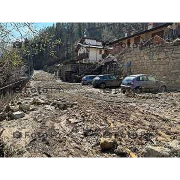 Tiziano Manzoni/LaPresse 04-05- 2023 Bergamo, Italia Cronaca Ardesio Valle Seriana cede un canale valanga di acqua e fango