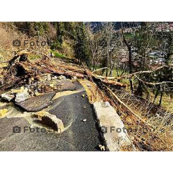 Tiziano Manzoni/LaPresse 04-05- 2023 Bergamo, Italia Cronaca Ardesio Valle Seriana cede un canale valanga di acqua e fango