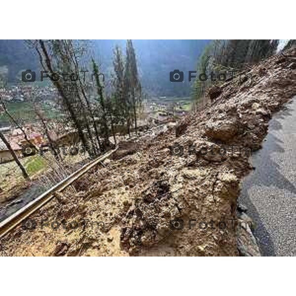 Tiziano Manzoni/LaPresse 04-05- 2023 Bergamo, Italia Cronaca Ardesio Valle Seriana cede un canale valanga di acqua e fango